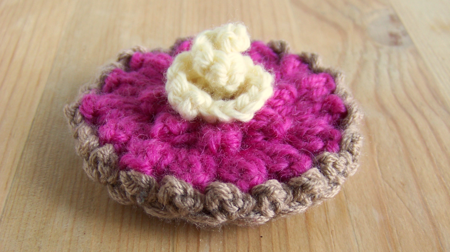 Tartelette fabriquée en crochet.