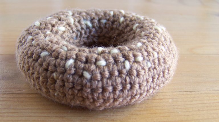 Bagel fabriqué en crochet