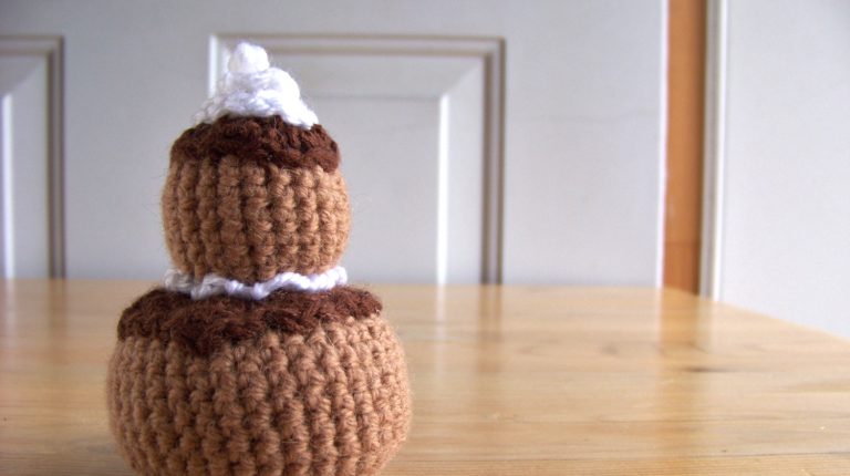 Pâtisserie religieuse fabriquée en crochet