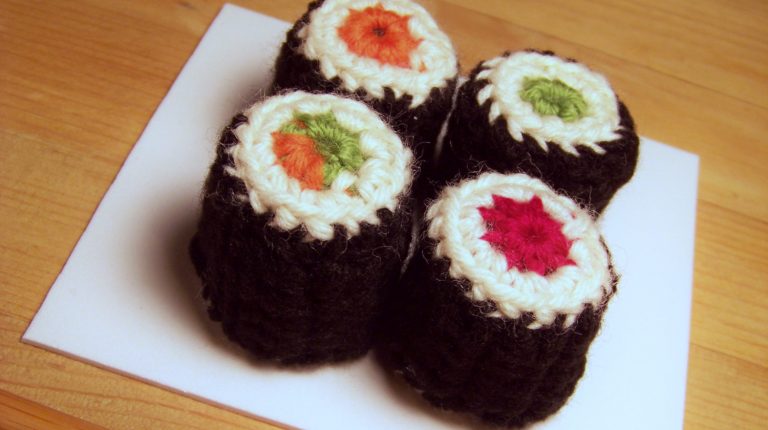 Sushis fabriqués en crochet