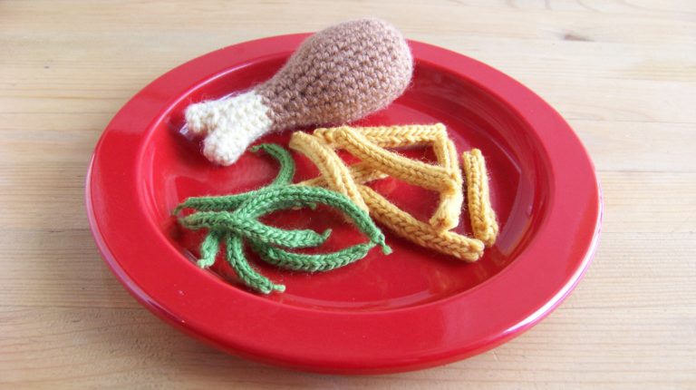 Plat de poulet, frites, haricots verts fabriqués en crochet.