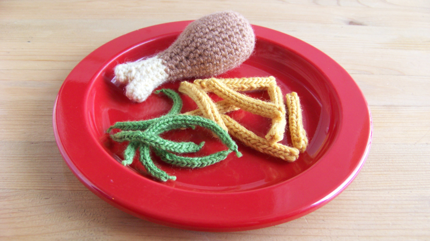 Plat de poulet, frites, haricots verts fabriqués en crochet.