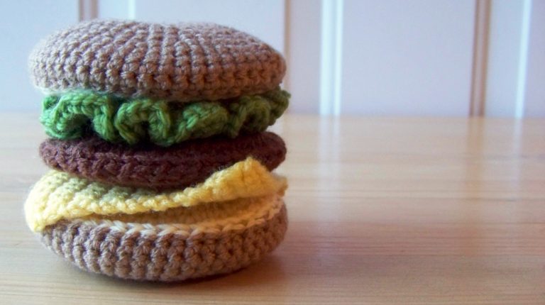 Hamburger fabriqué en crochet