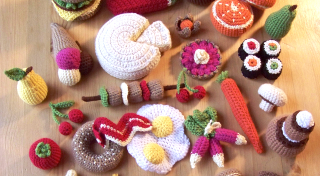 Dinette pour enfant réalisée au crochet. Il y a des fruits, des légumes, des sushis, un camembert, de quoi faire un brunch et des pâtisseries.