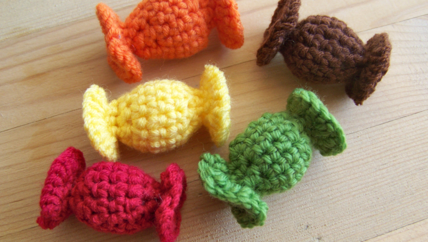 Bonbons en laine faits au crochet