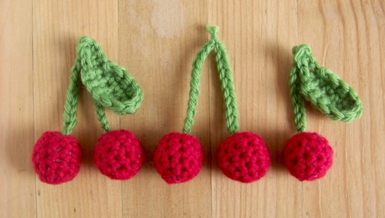 Cerises en laine faites au crochet