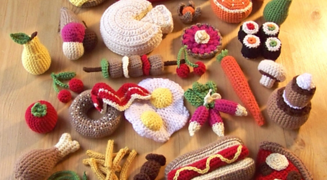 Dinette en laine faite au crochet