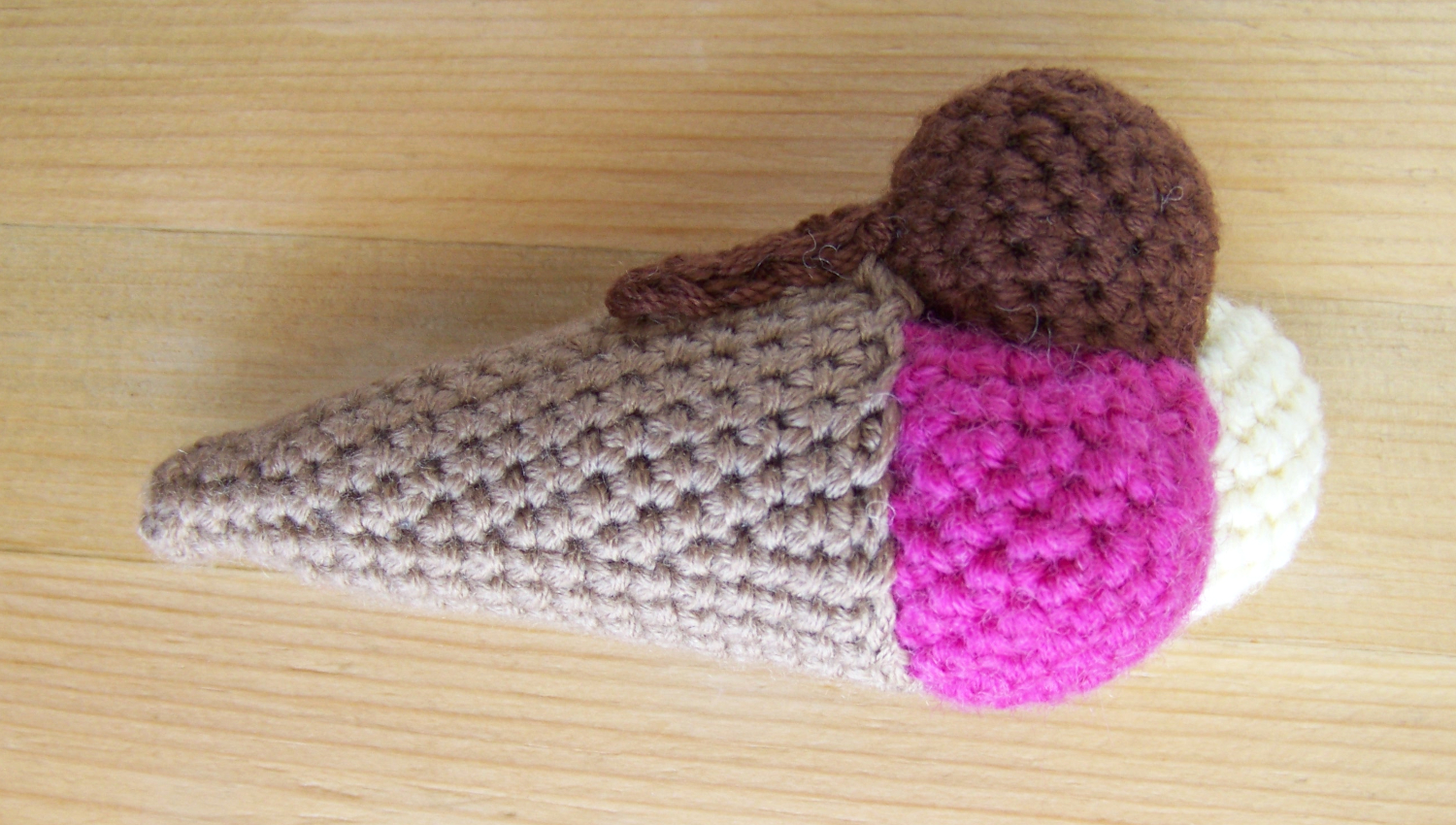 Cornet de glace en laine fait au crochet