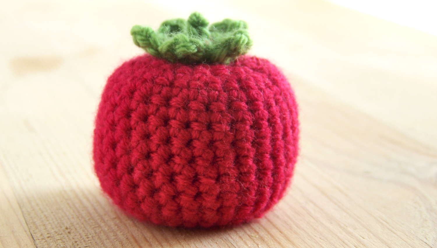 Tomate en laine faite au crochet