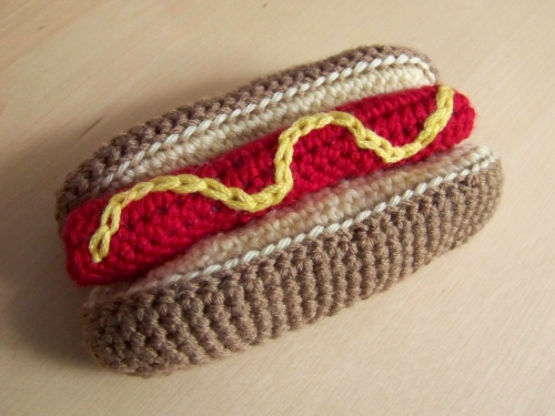 Un hot-dog en coton fabriqué en crochet
