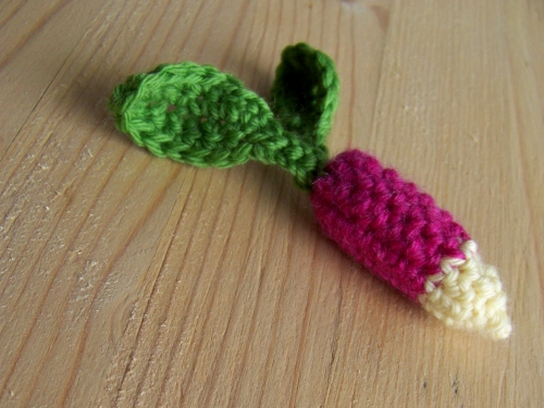 Un radis en coton fabriqué en crochet