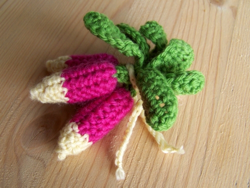 Une botte de radis en coton fabriquée en crochet