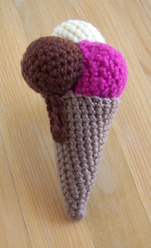 Un cornet de glace en coton fabriqué en crochet