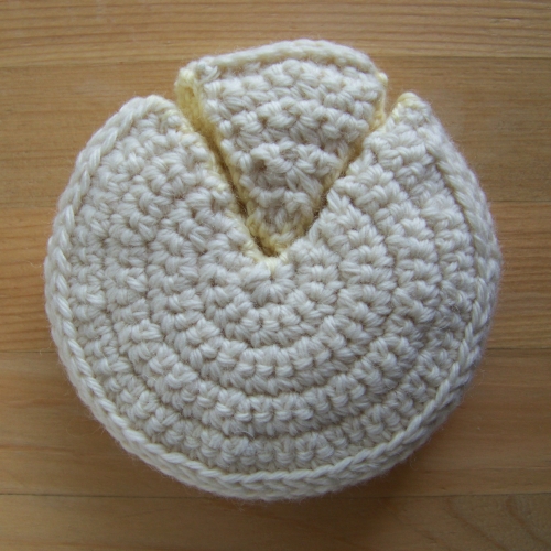 Un camembert en coton fabriqué en crochet