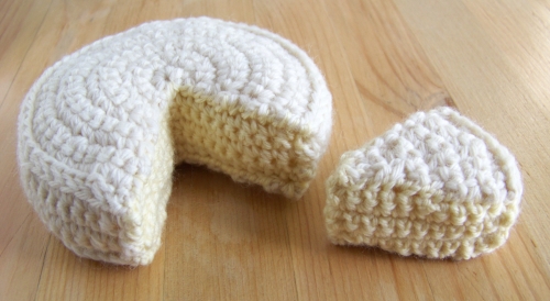 Un camembert en coton fabriqué en crochet