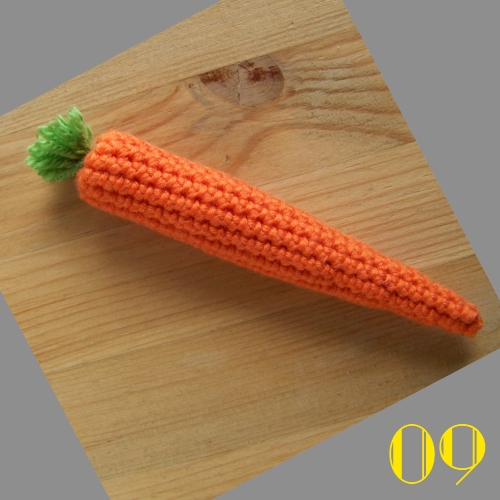 Une carotte en coton fabriquée en crochet