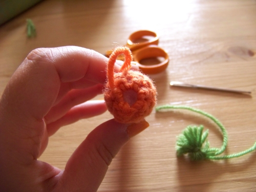 Couture des éléments d'une carotte en crochet