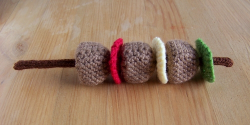 Une brochette en coton fabriquée en crochet