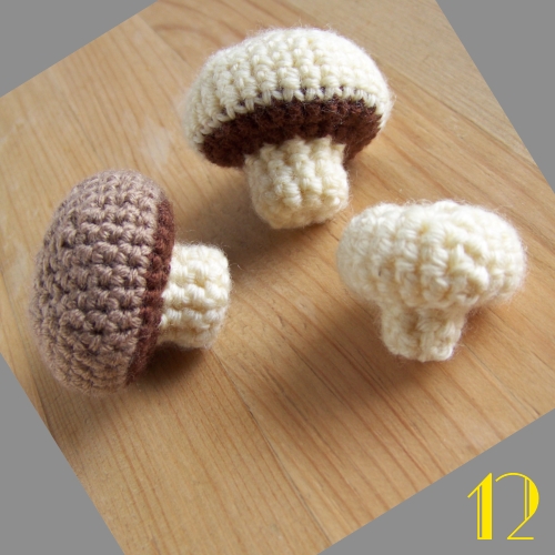 Des champignons en coton fabriqués en crochet