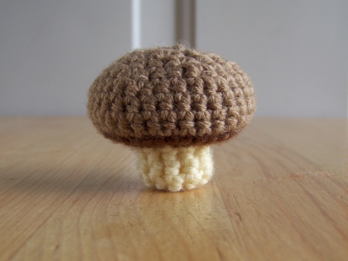 Un champignon en coton fabriqué en crochet