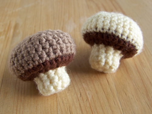 Des champignons en coton fabriqués en crochet