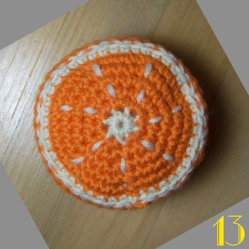 Une orange en coton fabriquée en crochet