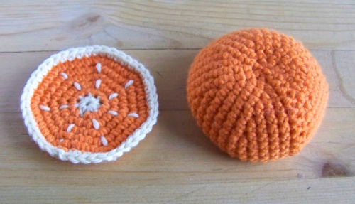 Les éléments d'une orange en coton fabriquée en crochet