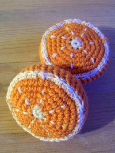 Une orange en coton fabriquée en crochet