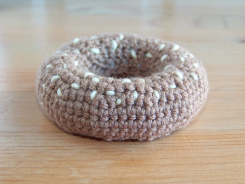 Un bagel en coton fabriqué en crochet