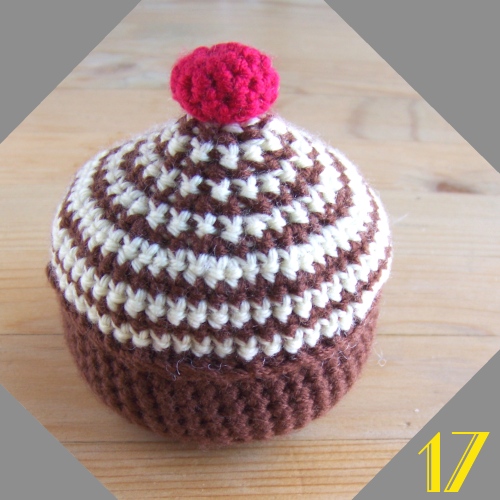 Un cupcake au chocolat en coton fabriqué en crochet