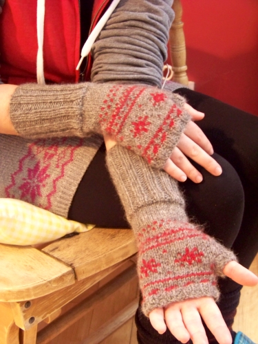Mitaines tricotés avec un motif jacquard 2 couleurs