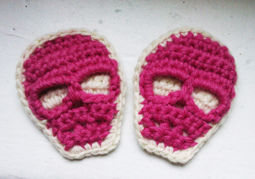 Petites têtes de mort bicolores en coton fabriquées en crochet
