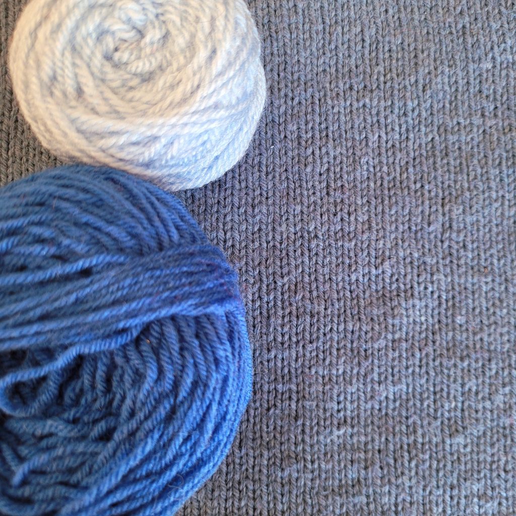 Laine à tricoter en camaïeu de bleu