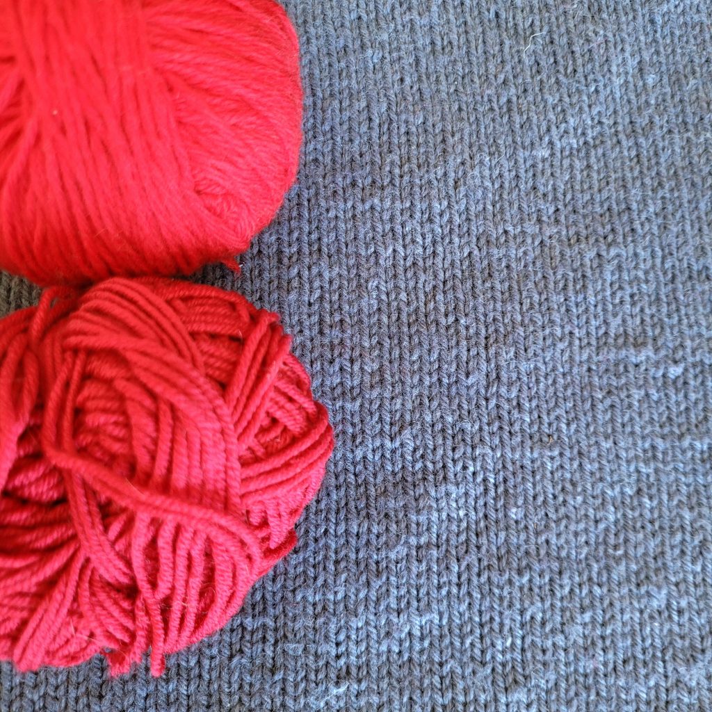 Laine à tricoter en contraste de couleurs complémentaires