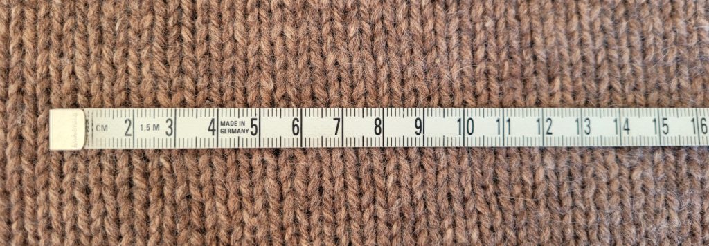 Mètre ruban de 10 centimètre sur un tricot pour mesurer un échantillon