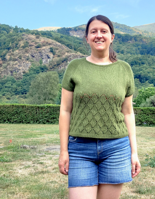Photo portée du T-shirt tricoté en coton avec motif en dentelle.