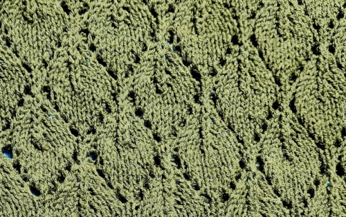 Dentelle en tricot à motif feuillage, tricotée en top-down.